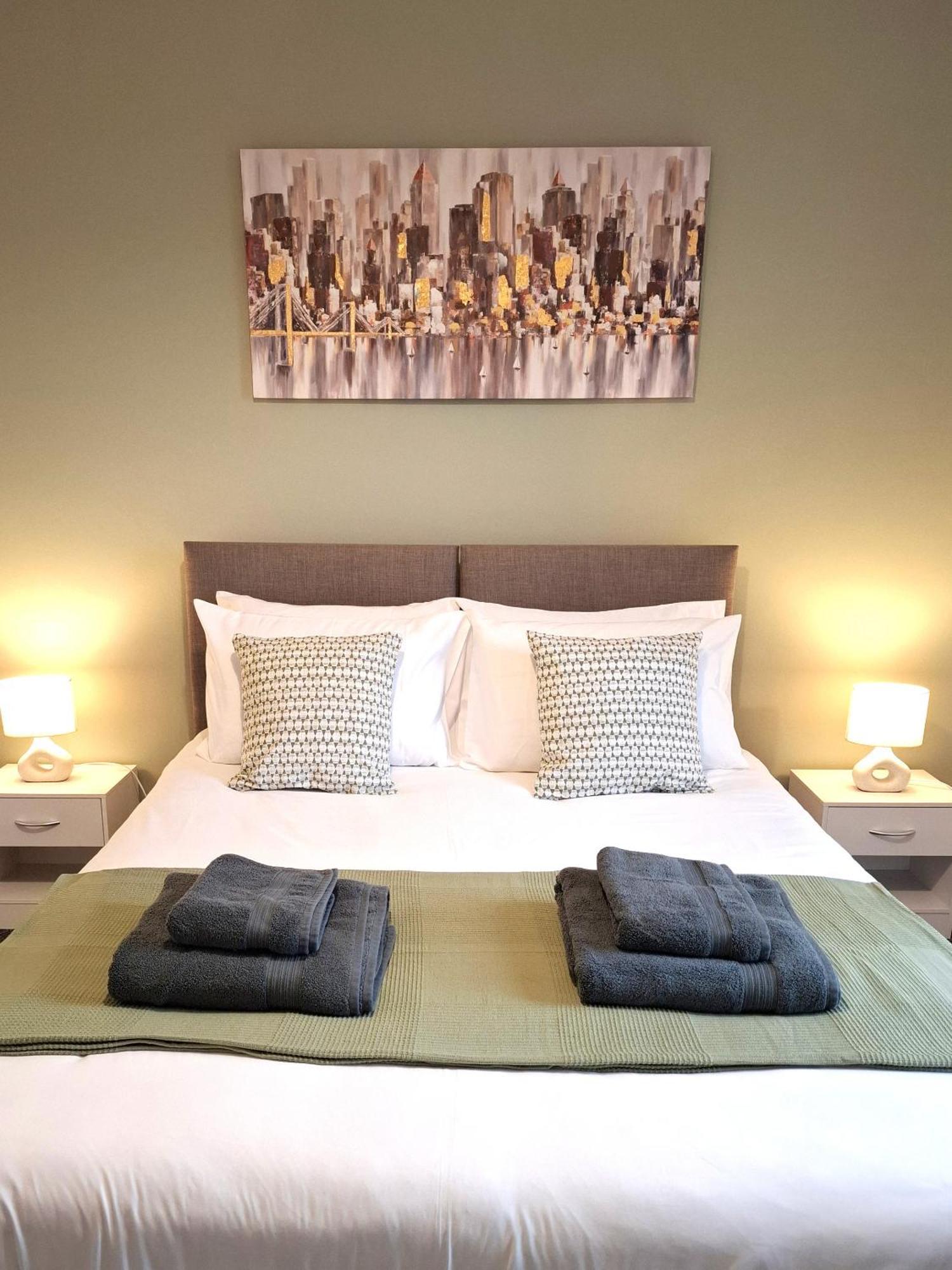 Modern Bright 3 Bedroom House Burton  Bagian luar foto